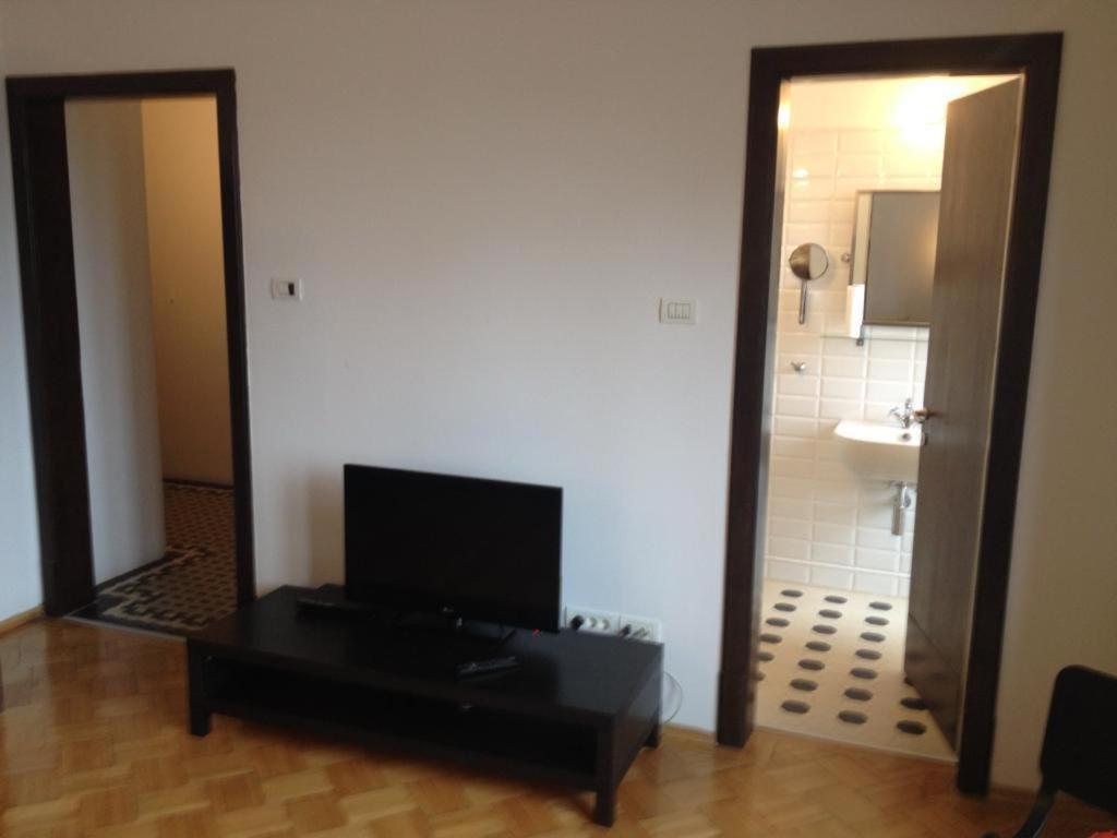 Central Studio Across From Intercontinental Bucarest Exterior foto