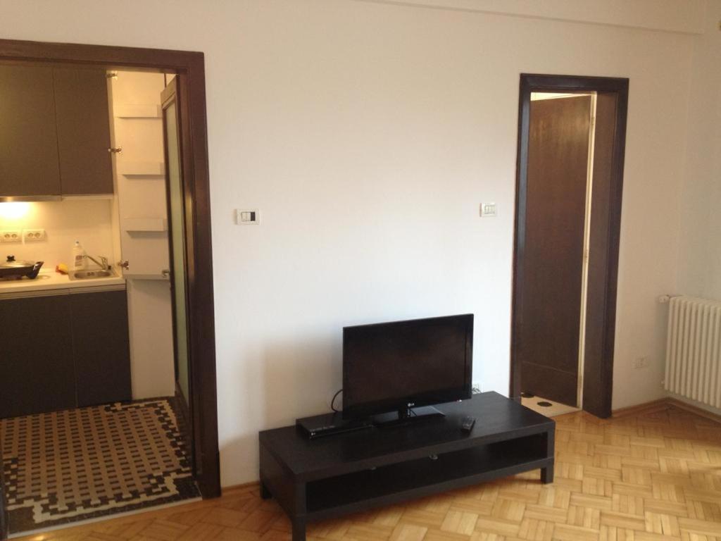 Central Studio Across From Intercontinental Bucarest Exterior foto